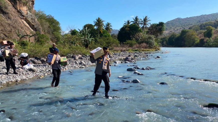 Menembus Jalan Terjal, Polri Hadir Membawa Harapan: Kapolres Nagekeo Salurkan Bantuan Kapolda NTT untuk Warga Terdampak Gempa